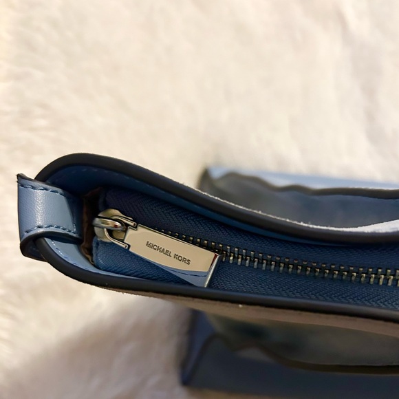 Michael Kors Avril XLarge Leather Tote Bag - Picture 13 of 15